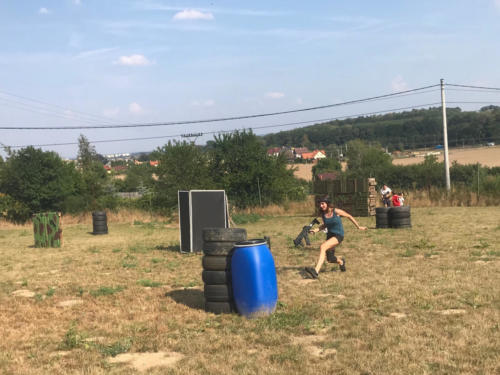 Utíká směrem k nepříteli